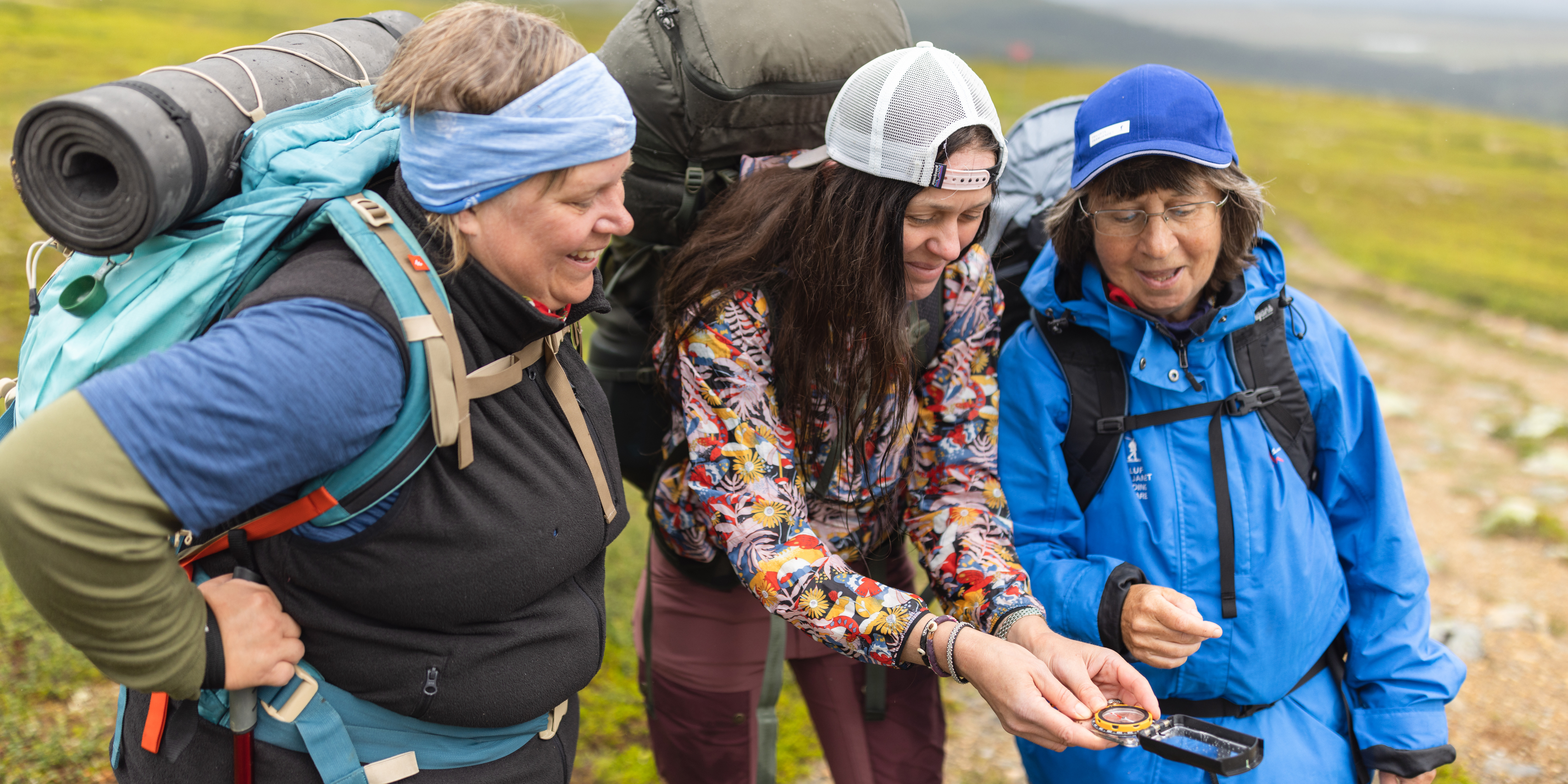 fjällvandring grupp kollar kompass.jpg