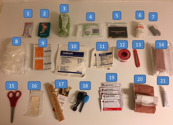 Innehållet i en fösta hjålpen-påse. Bild av innehållet i en första hjälpen-påse.