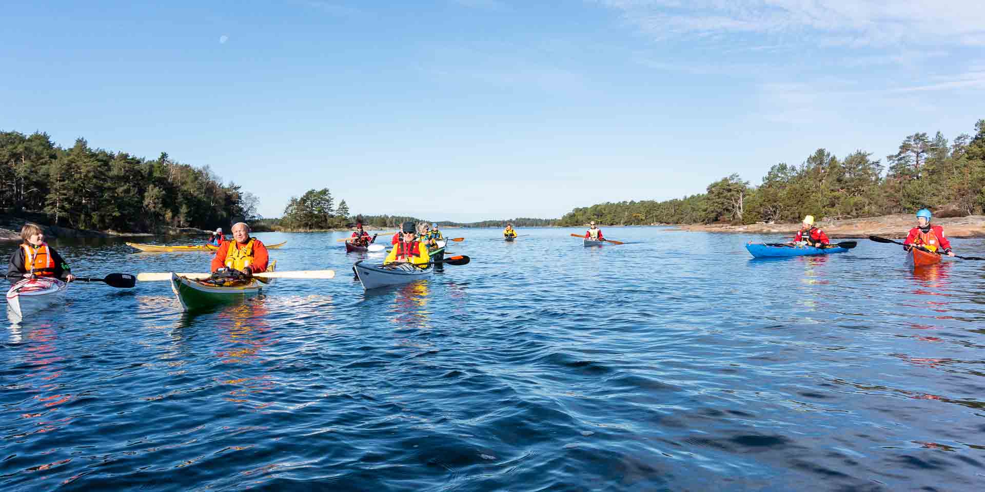 Cluster of sea kayaks  Introkurs för kajakledare, Friluftsfrämjandet 