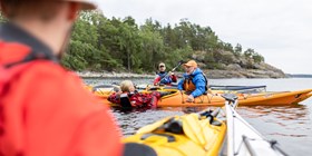 Cluster of sea kayaks  Introkurs för kajakledare, Friluftsfrämjandet 